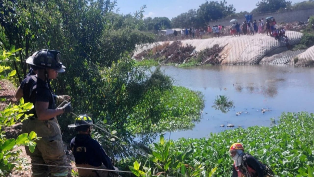 Bomberos en el lugar donde fue hallado el cadáver de un hombre.
