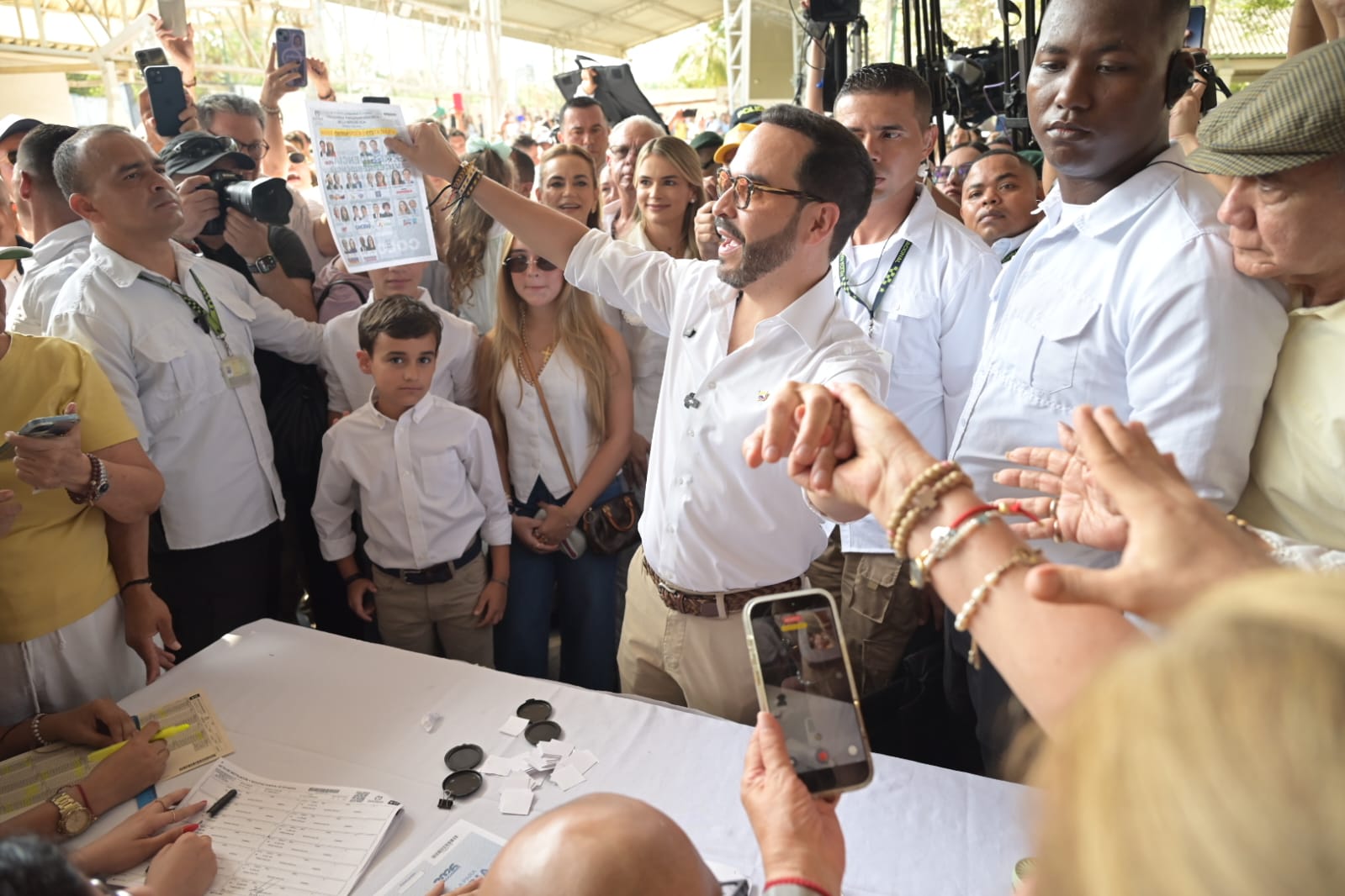 Abelardo de la Espriella ejerciendo su derecho al voto