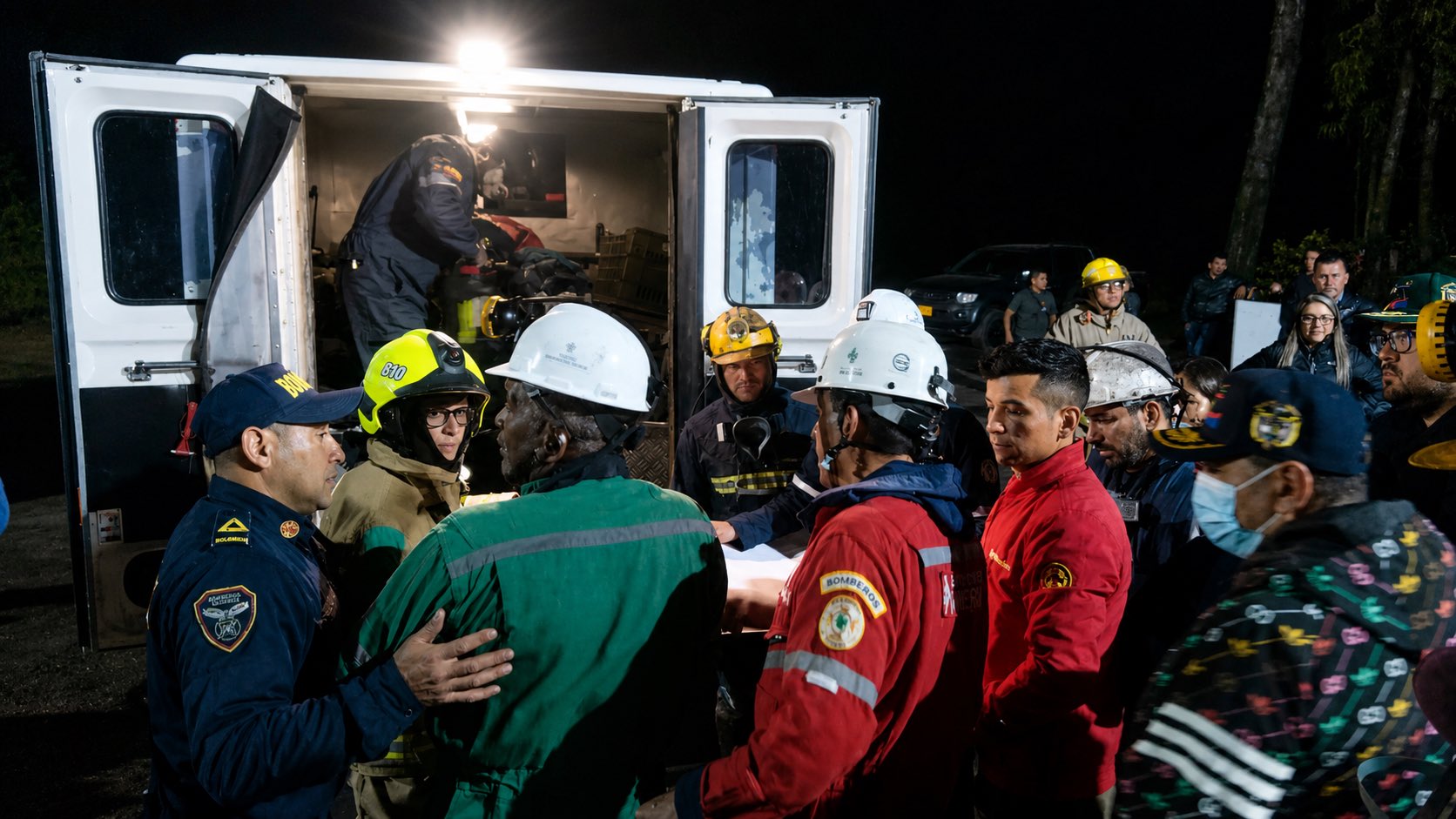 Bomberos trabajando en el rescate de los mineros en mina de Cucunubá, Cundinamarca.