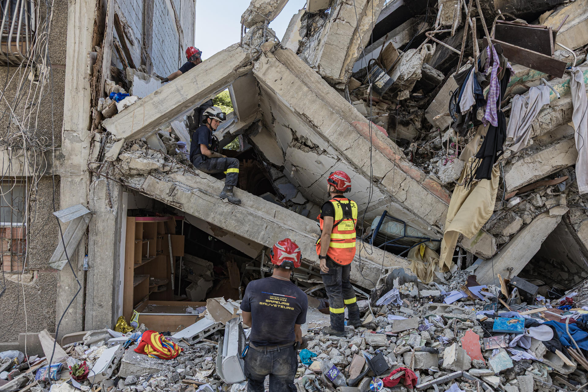 Rescatistas en medio de la tragedia por doble terremoto 
