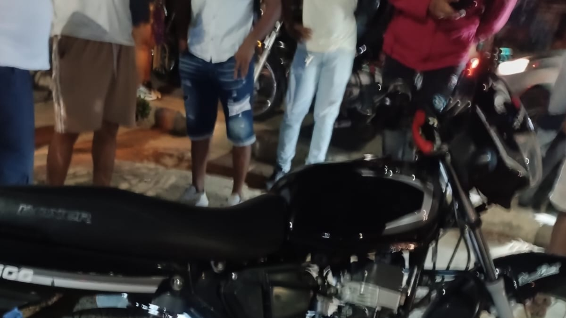 La víctima esperaba abordo de su motocicleta cuando fue atacado a disparos.