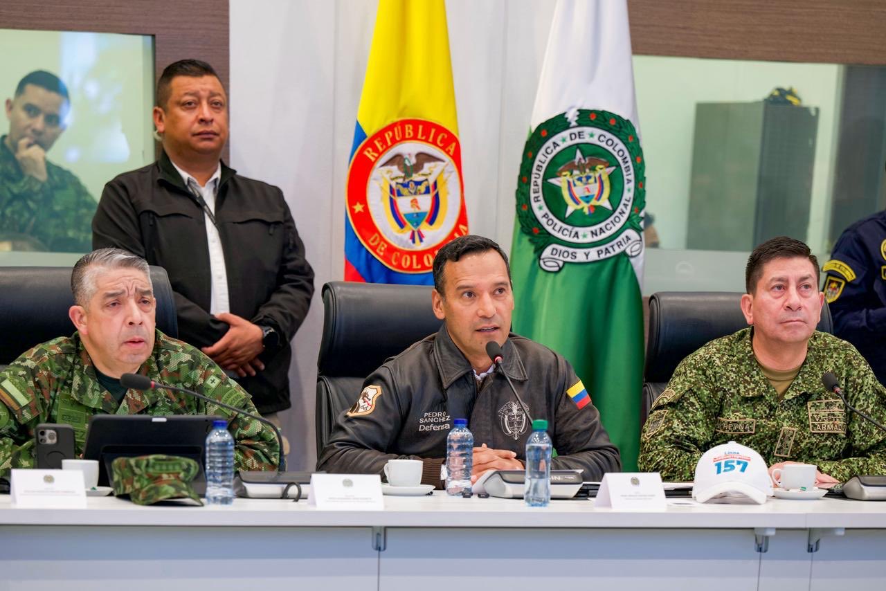  Pedro Sánchez en el PMU junto a la Policía y las Fuerzas Militares