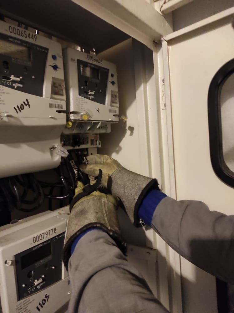 Contador eléctrico manipulado.