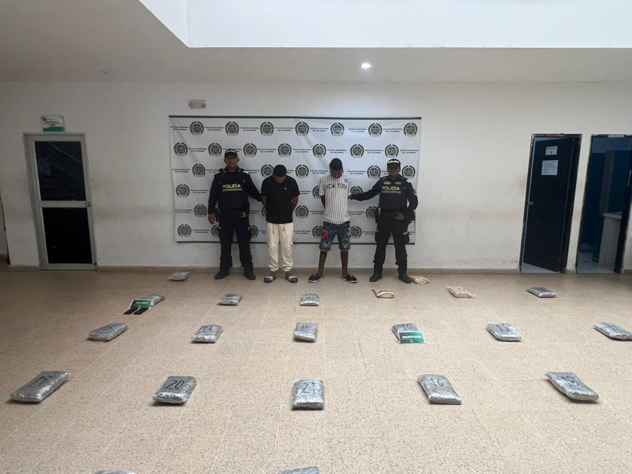 La droga incautada y los capturados quedaron a disposición de la Fiscalía.