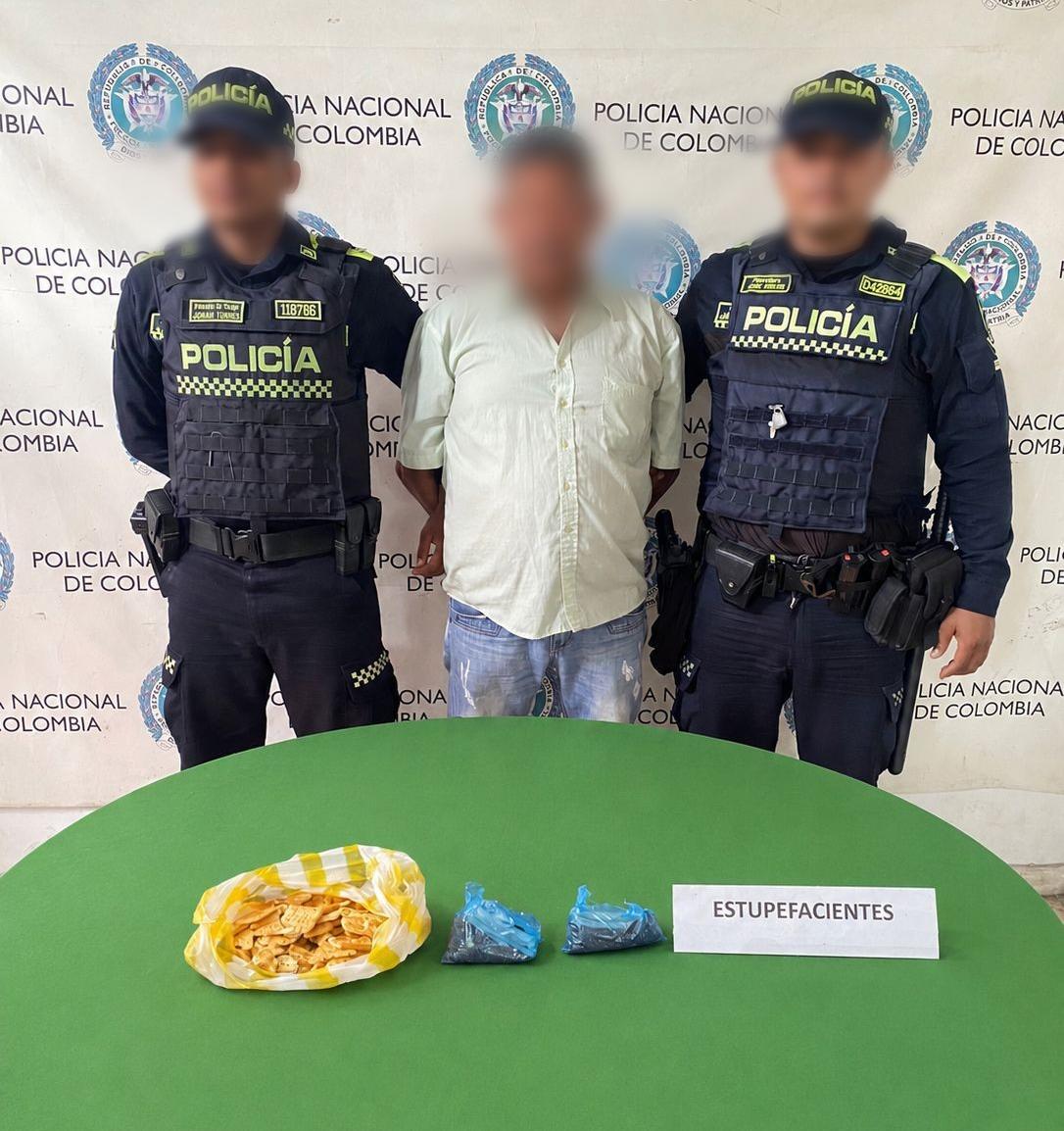 El adulto mayor fue capturado luego de que las autoridades hallaran presunta marihuana oculta en un paquete de galletas.