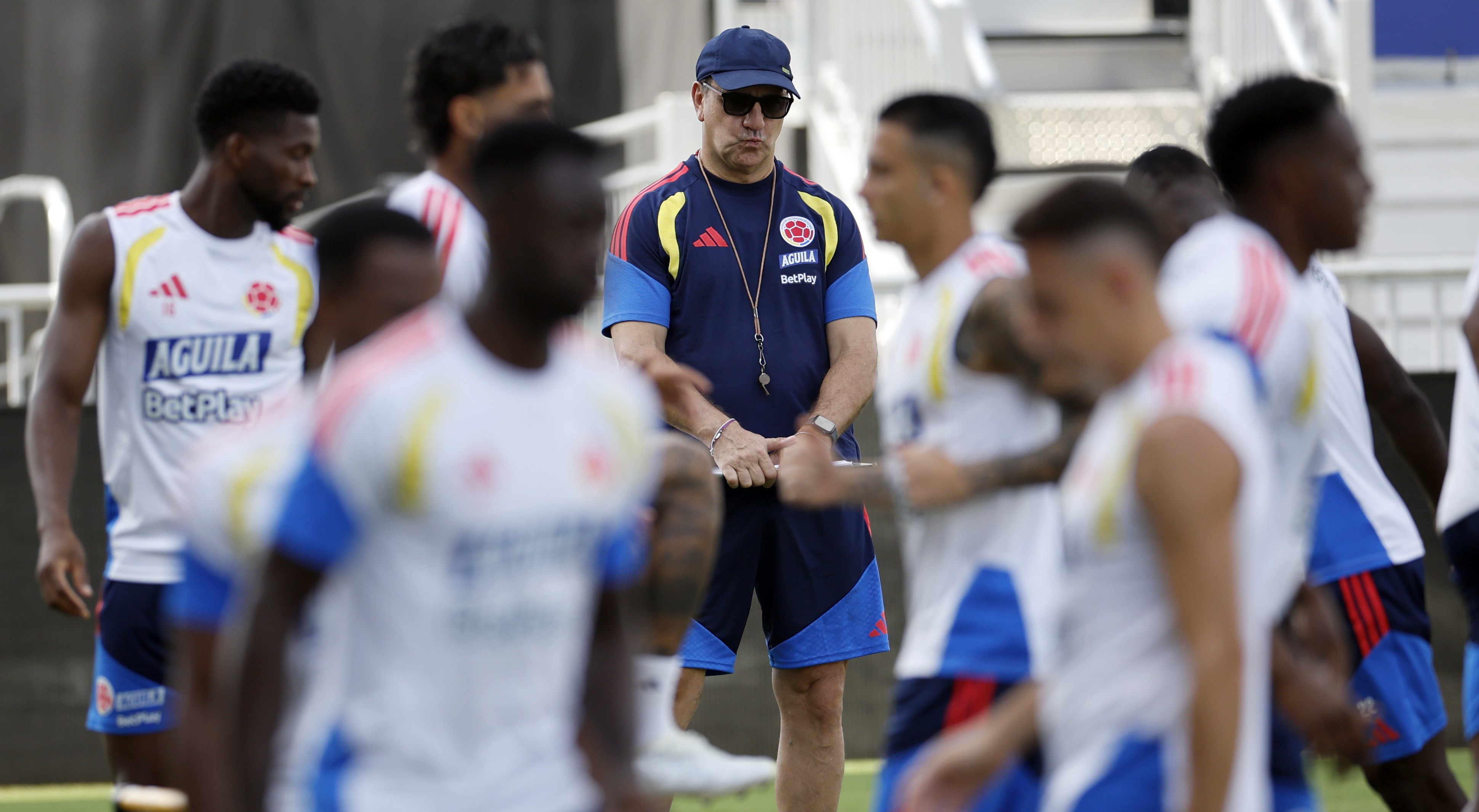 El argentino Néstor Lorenzo, entrenador de la selección Colombia, en una práctica previa al juego contra Ghana.