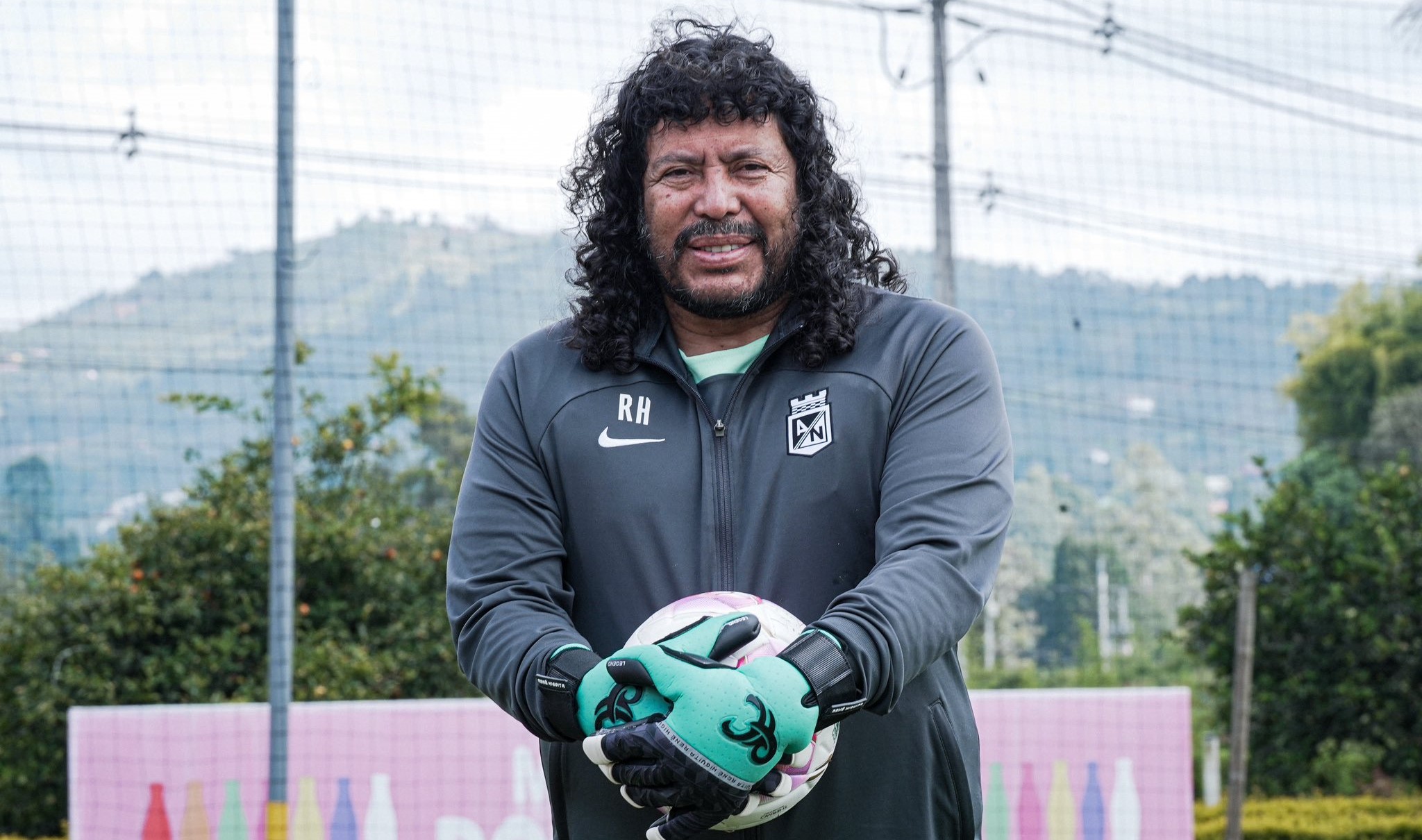 René Higuita, ya con 59 años de edad, es el actual entrenador de arqueros del Atlético Nacional.