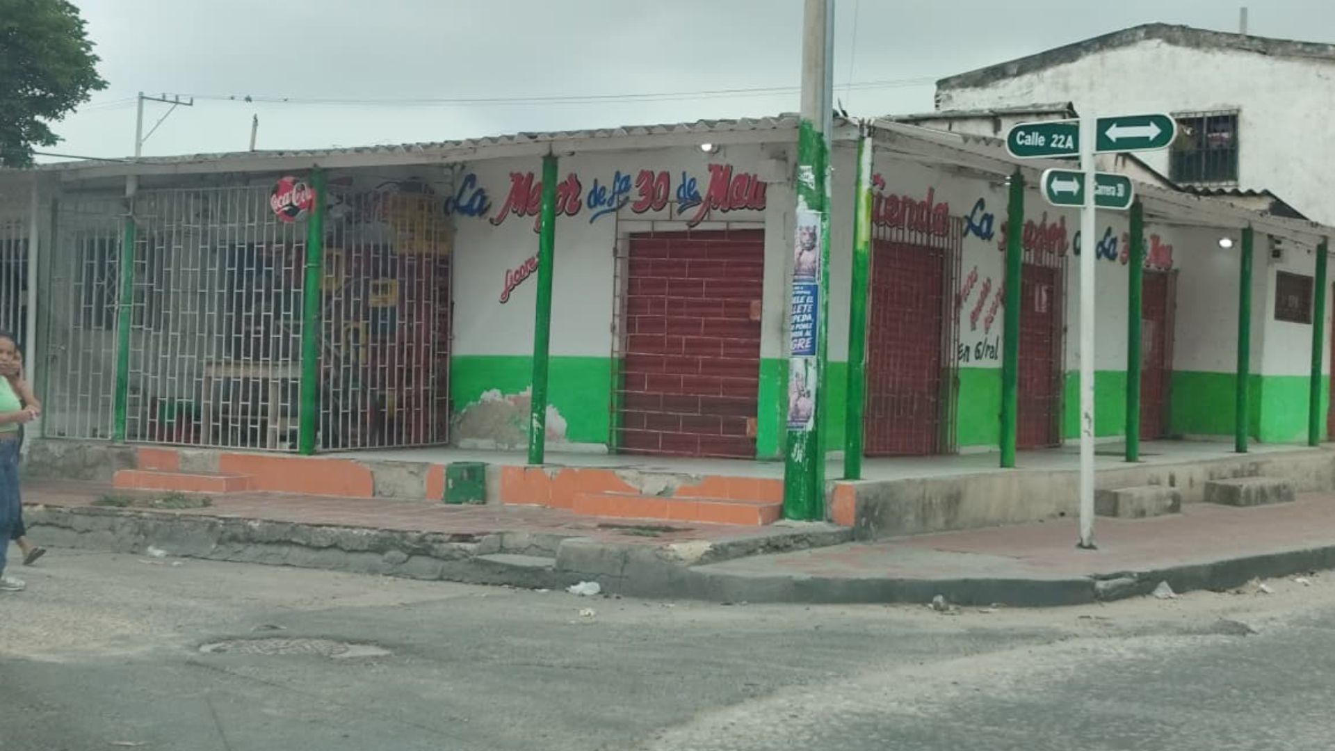 Varias tiendas en el municipio de Soledad amanecieron cerradas este sábado.