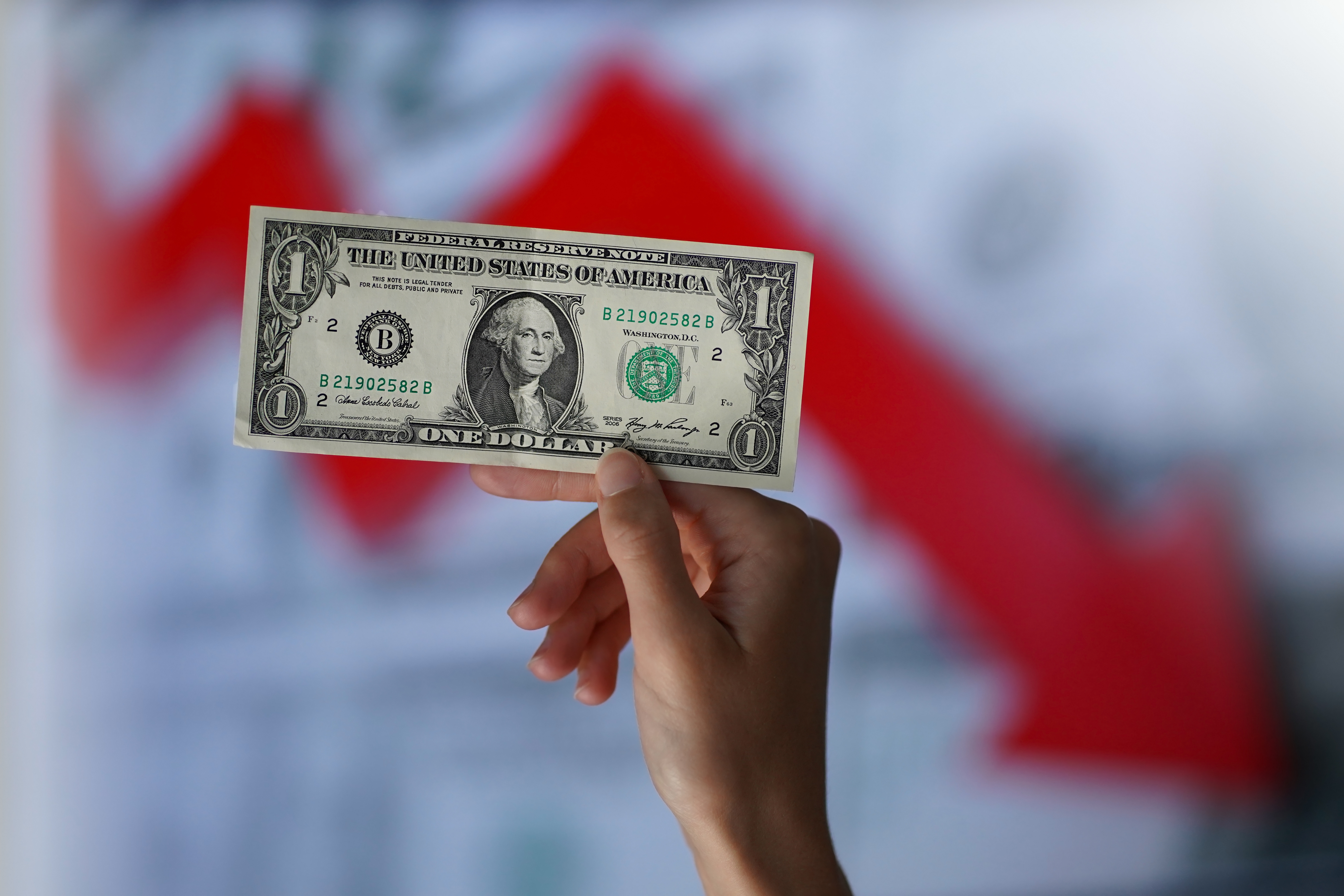 El dolar sigue en descenso 
