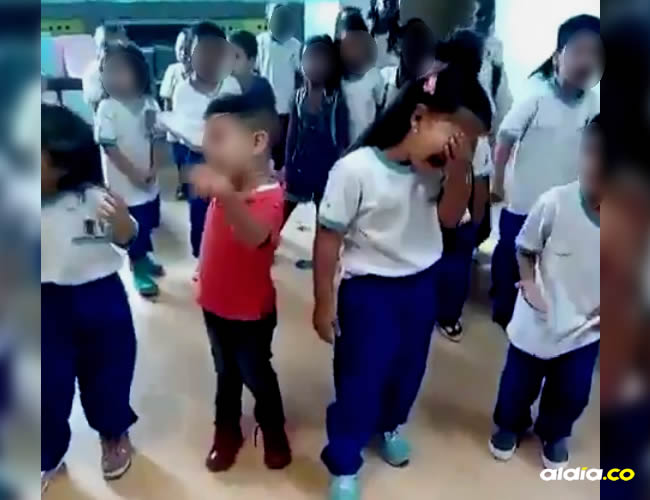 Los niños cantan a todo pulmón la canción ‘Maldita Traición’