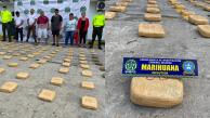 Los uniformados incautaron tres celulares y 145 paquetes de marihuana.