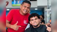 El extremo guajiro Luis Díaz junto a su barbero de confianza ‘Ralf Stilos’