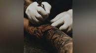 Imagen de referencia de un tatuaje al momento de ser impregnado en la piel de una persona