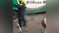 El joven víctima de los hechos debajo del bus que le pasó por encima
