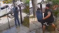 Momento en que el presunto criminal intenta sacar la bicicleta y posteriormente cuando es bajado de la reja por el propietario de la vivienda invadida