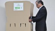 Gustavo Petro durante su voto
