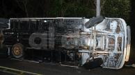 El bus volcado en la carretera