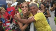 Ricardo Corena abraza a la reina del Carnaval en el año 2017, Stephanie 'Fefi' Mendoza