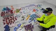 Policía con medicamentos incautados.