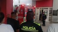 Policías en la entrada del Hospital de Galapa.