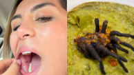 La influencer mexicana probando el taco de tarántula