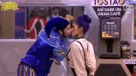 Momento del beso entre Alexa Torres y Tebi Bernal