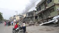Residentes permanecen en la calle junto a varios bloques de viviendas dañados por los terremotos
