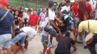 Momentos en que una de las víctimas era auxiliada por los moradores del sector.