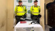 Fotografía de reseña de las armas incautadas durante el operativo.