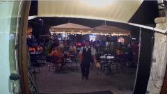 El curioso hecho quedó registrado a través de las cámaras de seguridad del lugar.