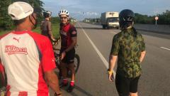 Uno de los ciclistas afectados mira hacia la zona donde huyeron los delincuentes con su bicicleta.