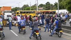 Conductores de Transmecar bloquean en este momento la calle 30 con buses de la empresa.