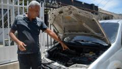 Una de las victimas muestra el estado en el que fue dejado su automóvil.