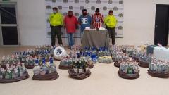 Mercancía incautada y los tres capturados. 