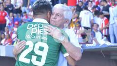 El abrazo entre Julio Avelino Comesaña y Teófilo Gutiérrez en el juego entre Junior y Cali, de este fin de semana. 