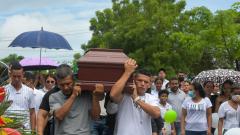Estudiantes y comunidad en general acompañaron el cortejo fúnebre