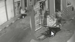 Los momentos en que el cuerpo fue transportado por los presuntos asesinos quedó registrado en video