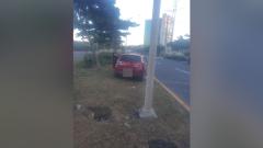El vehículo impactó contra un poste de luz