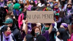 Una mujer levanta una pancarta para la no repetición de hechos violentos contra la mujer
