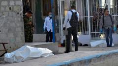 Investigadores de la Fiscalía y la Sijín hallando en la escena lo que sería droga.