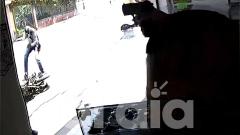 El enfrentamiento a balazos quedó grabado por una cámara de seguridad 