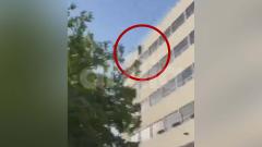 Imagen del hombre que cuelga por los aires.