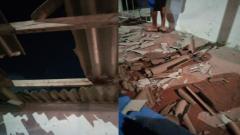 El artefacto fue lanzado contra la fachada de la vivienda y afectó el techo de la misma.