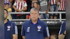 'Bolillo' Gómez durante los actos protocolarios de un partido en el estadio Metropolitano