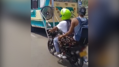 Motociclista instaló un ventilador en su vehículo