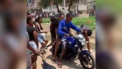 Mujer siendo traslada al CAP del barrio Olaya Herrera.