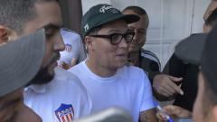 Juan Fernando Quintero a la salida de la sede administrativa de Junior