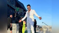 El artista en la prueba de sonido previa a una de sus presentaciones en el exterior