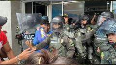Aspecto del enfrentamiento entre agentes del Esmad y estudiantes de la Universidad del Atlántico