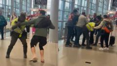 Momentos en los que el uniformado es golpeado por el hombre extranjero.